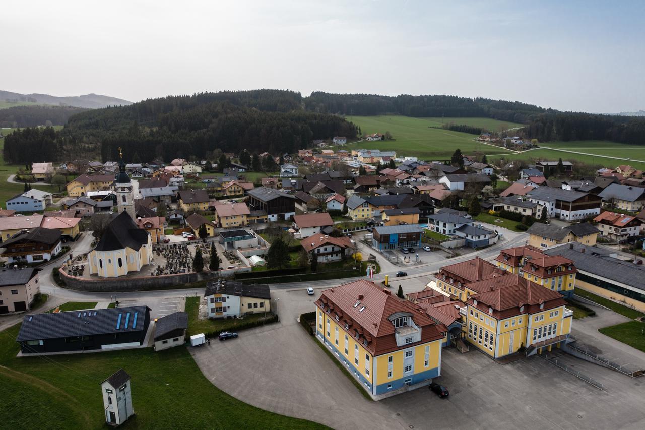 Gasthof Hotel Jaegerwirt Strasswalchen Exteriör bild